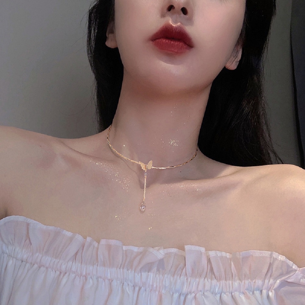 Vòng cổ choker đính hạt và bướm màu vàng đồng dễ thương cho nữ
