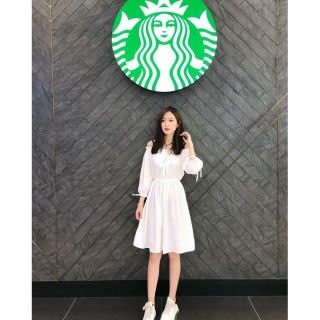 Đầm trắng dây rút tay tiểu thư