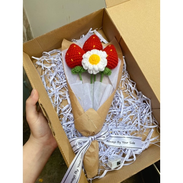 Bó hoa dâu tây và hoa cúc bằng len/ Quà sinh nhật/ quà tặng cho bạn gái/ quà 8/3/ quà 20/10/ Quà 20/11/ Quà 14/2