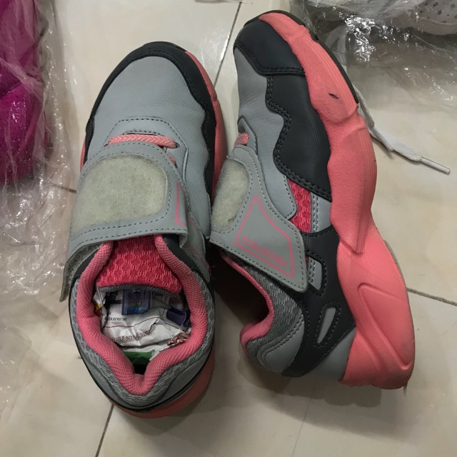 Giầy thể thao hiệu trẻ em hàng si tuyển ,giày bé gái mới 95%,sz 30-33 chất lừ luonk ,macej với quần jean cá tính hết mức