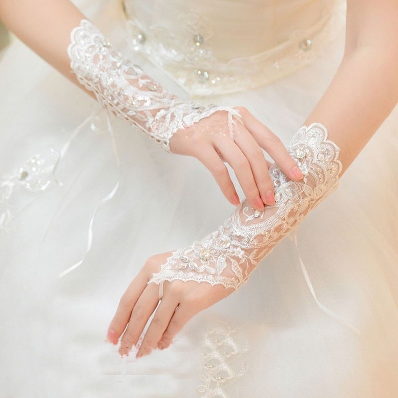 Găng Tay Ren Hở Ngón Đính Hạt Cho Cô Dâu