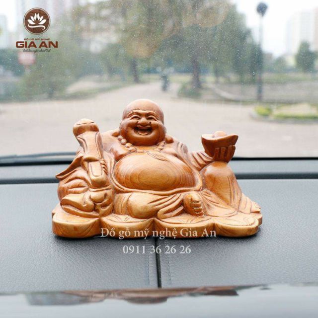 Tượng Phật Di Lặc để xe ô tô ngồi cầm vàng gỗ Ngọc Am thơm nức
