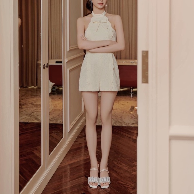 Jumpsuit ngắn đi tiệc thiết kế cổ yếm, hở lưng sang chảnh