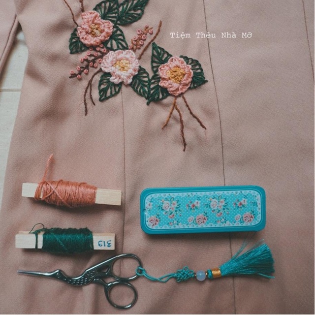 Kéo cắt chỉ thêu vintage xinh xắn và tua rua cột kéo