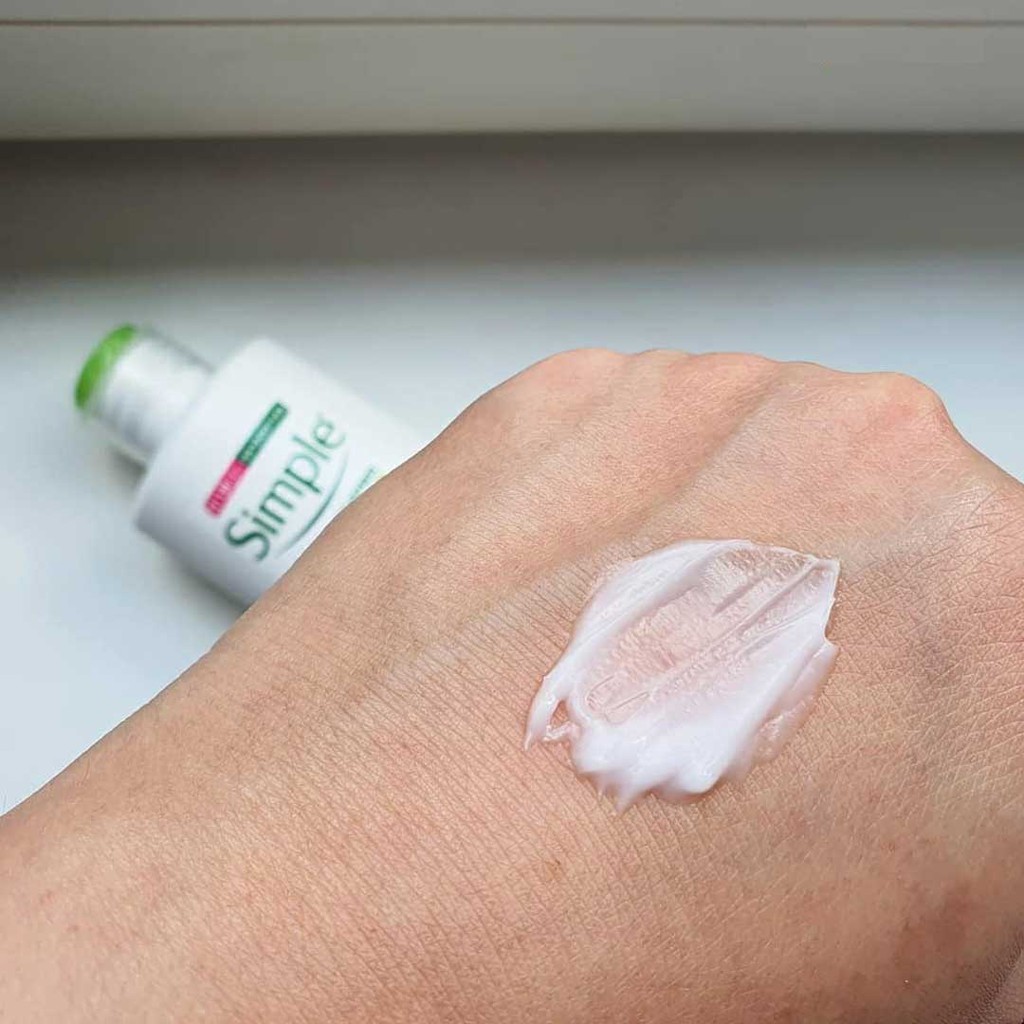Kem Dưỡng Ẩm Sáng Da Simple Kind To Skin Hydrating Light Moisturiser 125ml