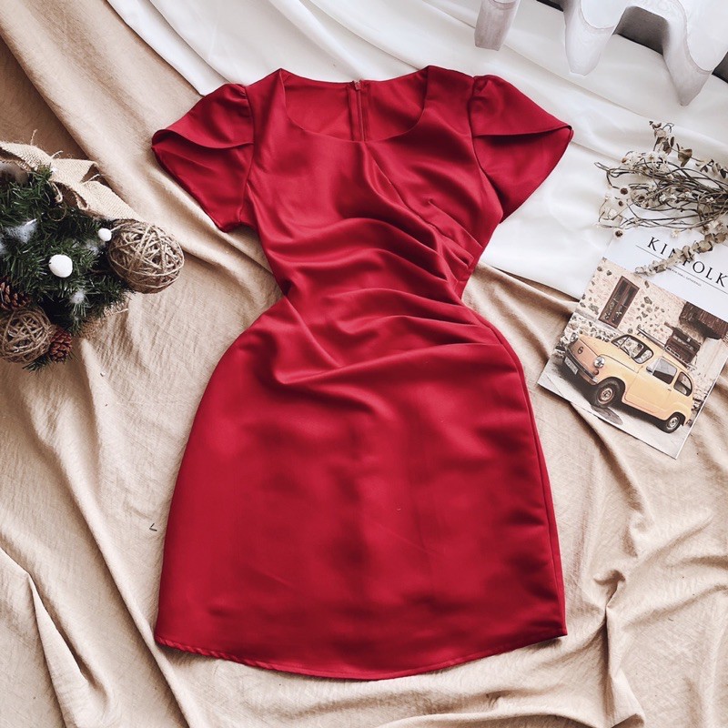ĐẦM ĐỎ CỔ TRÒN XẾP BÊN EO