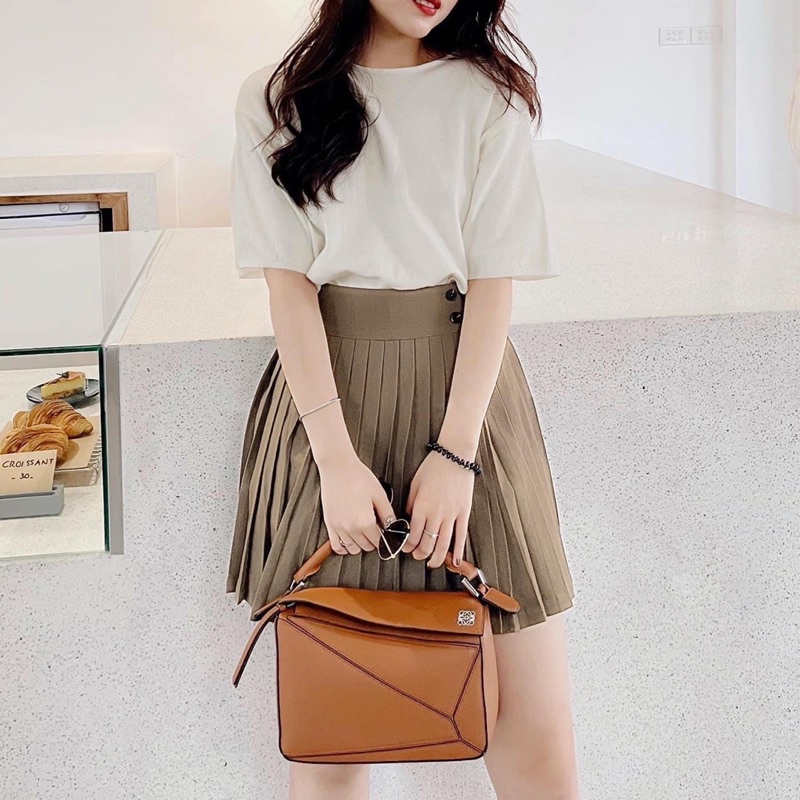 Chân váy xếp ly li dáng ngắn 2 màu kèm quần đính cúc lệch V2721 Aholic