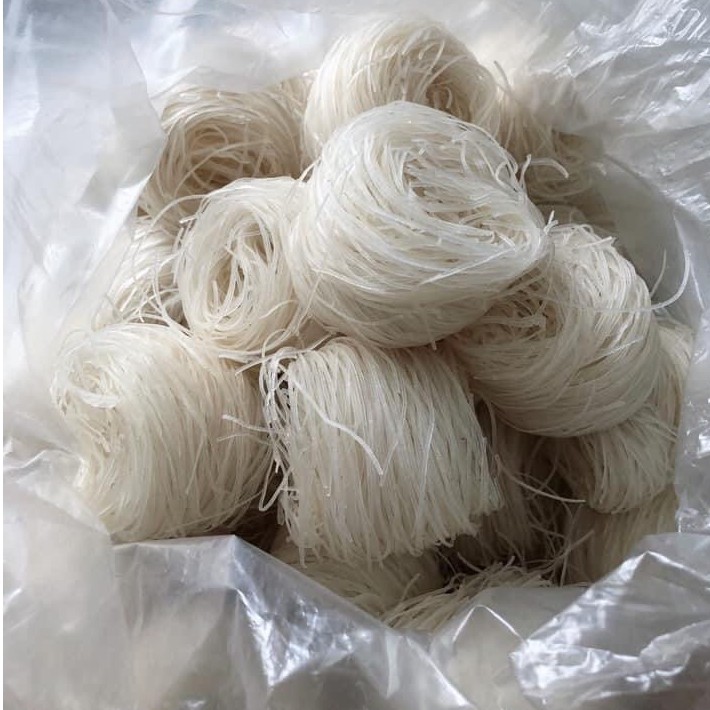 Combo Nguyên Liệu Phở Khô Gia Lai - 1kg Bánh phở - 330gr Tương đen - 150gr Sa tế tỏi ớt | BigBuy360 - bigbuy360.vn