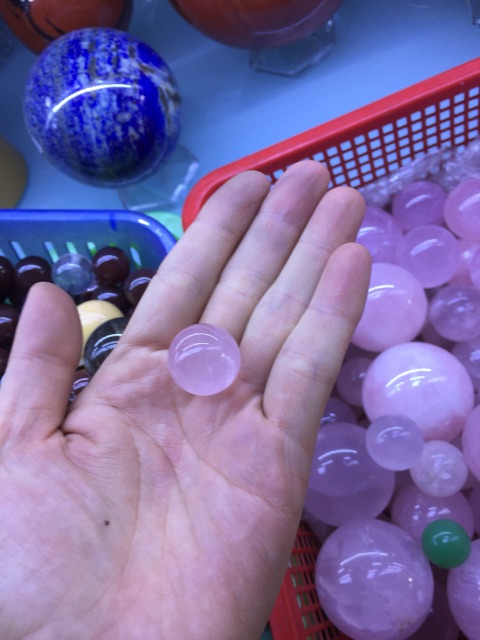 Quả cầu Đá T.A nhí 50gram tặng kèm đế gỗ nhiều màu chế tác thủ công hoàn toàn thiên nhiên