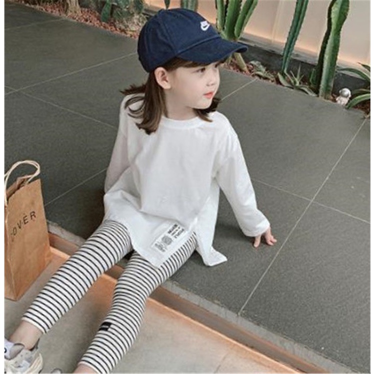 Bộ bé gái áo cotton trắng thụng dáng dài và quần legging kẻ XHN1044