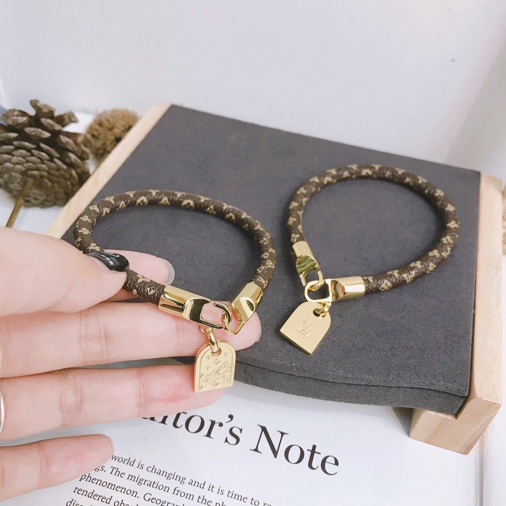 Vòng Tay Louis Vuitton Bằng Thép Titan Họa Tiết Chữ LV Sang Trọng Thời Trang