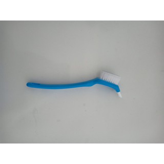 Chà nắp, cọ vệ sinh bình nước và khe hộp trữ thức ăn