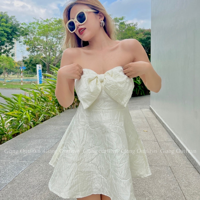 ĐẦM XOÈ NƠ NGỰC