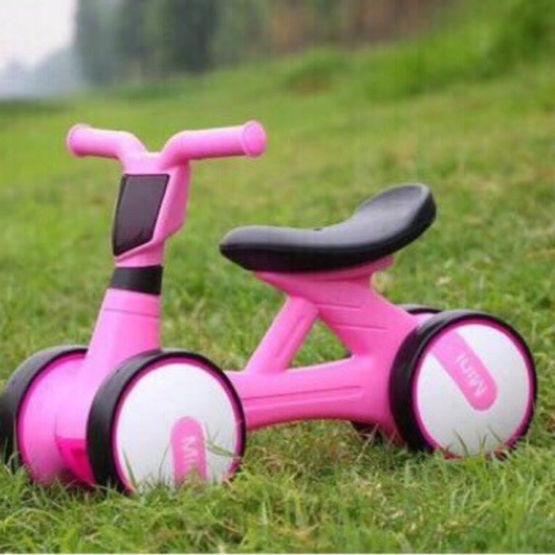 Xe chòi chân cho bé từ 1 đến 4 tuổi