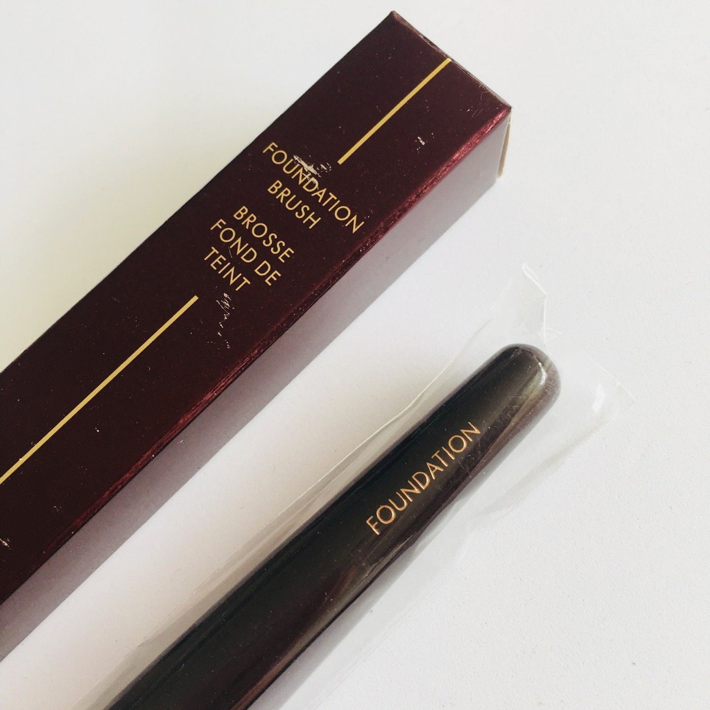 Cọ Trang Điểm Charlotte Tilbury Foundation Brush (Cọ Tán Kem Nền)