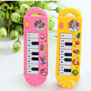 Đàn piono phát ra tiếng nhạc cho bé