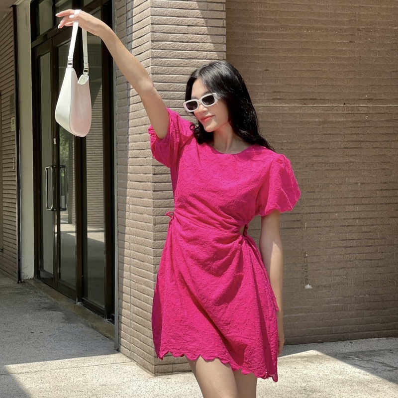 Đầm dáng ngắn cutout eo tay phồng dáng ngắn xô thêu hồng / trắng - Audrey Studio