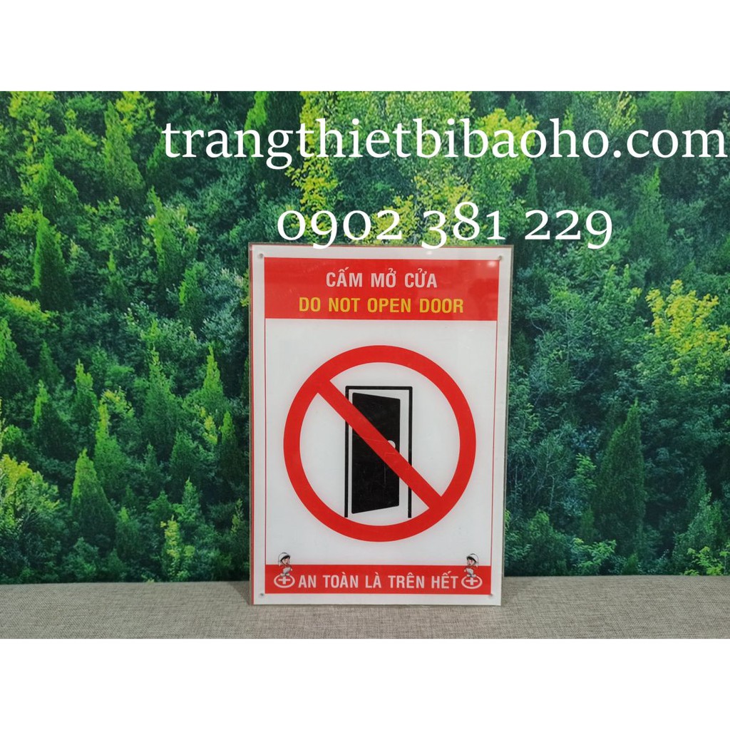 Biển báo mica Cấm mở cửa (Do not open the door) kích thước 20 x30cm