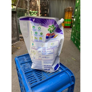 Nước giặt quần áo ariel 2000ml..