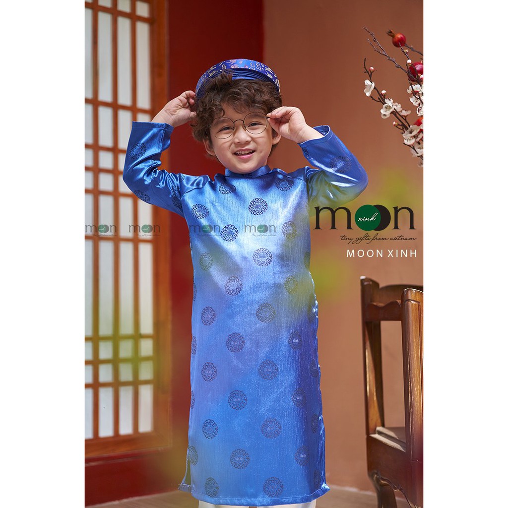 Áo dài truyền thống cho bé trai VNS 337 Moon Xinh Họa tiết chữ Phúc may mắn màu xanh coban - Full size - Gấm dệt mặt lụa