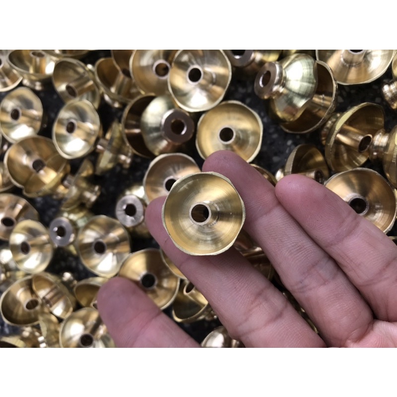 Chén hứng dầu chống kiến