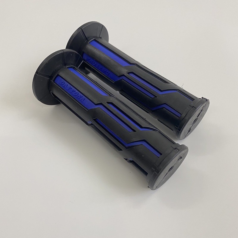 Bao tay xe máy Daytona kẻ sọc gắn thông dụng các dòng xe máy.