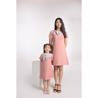 Váy đôi mẹ bé hồng cổ thắt nơ