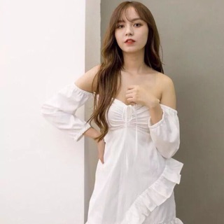 Đầm trắng trễ vai nhún ngực gợi cảm