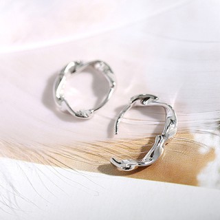 Khuyên tròn xoắn ôm tai cá tính, chất liệt bền bỉ, phù hợp với những cô nàng năng động