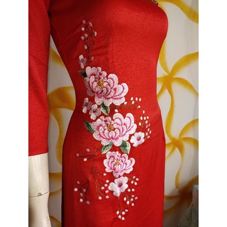 Áo dài đỏ thêu hoa cúc
