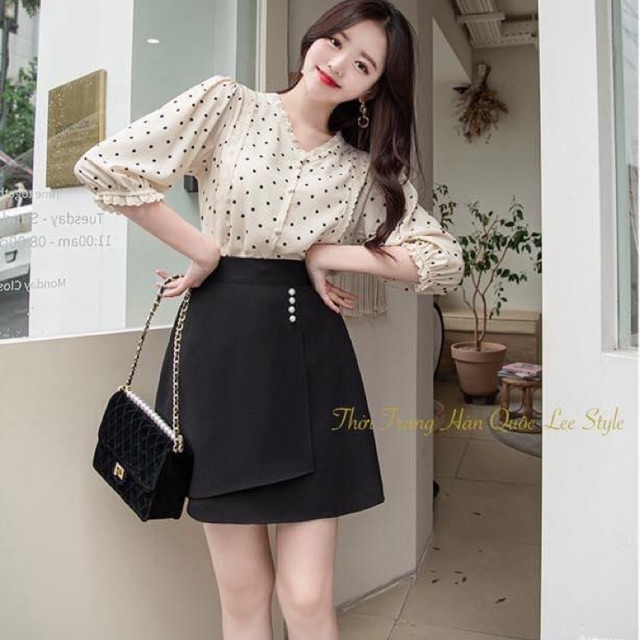 Chân váy chữ A đáp tà trước đính cúc ngọc dáng 50cm trên gối