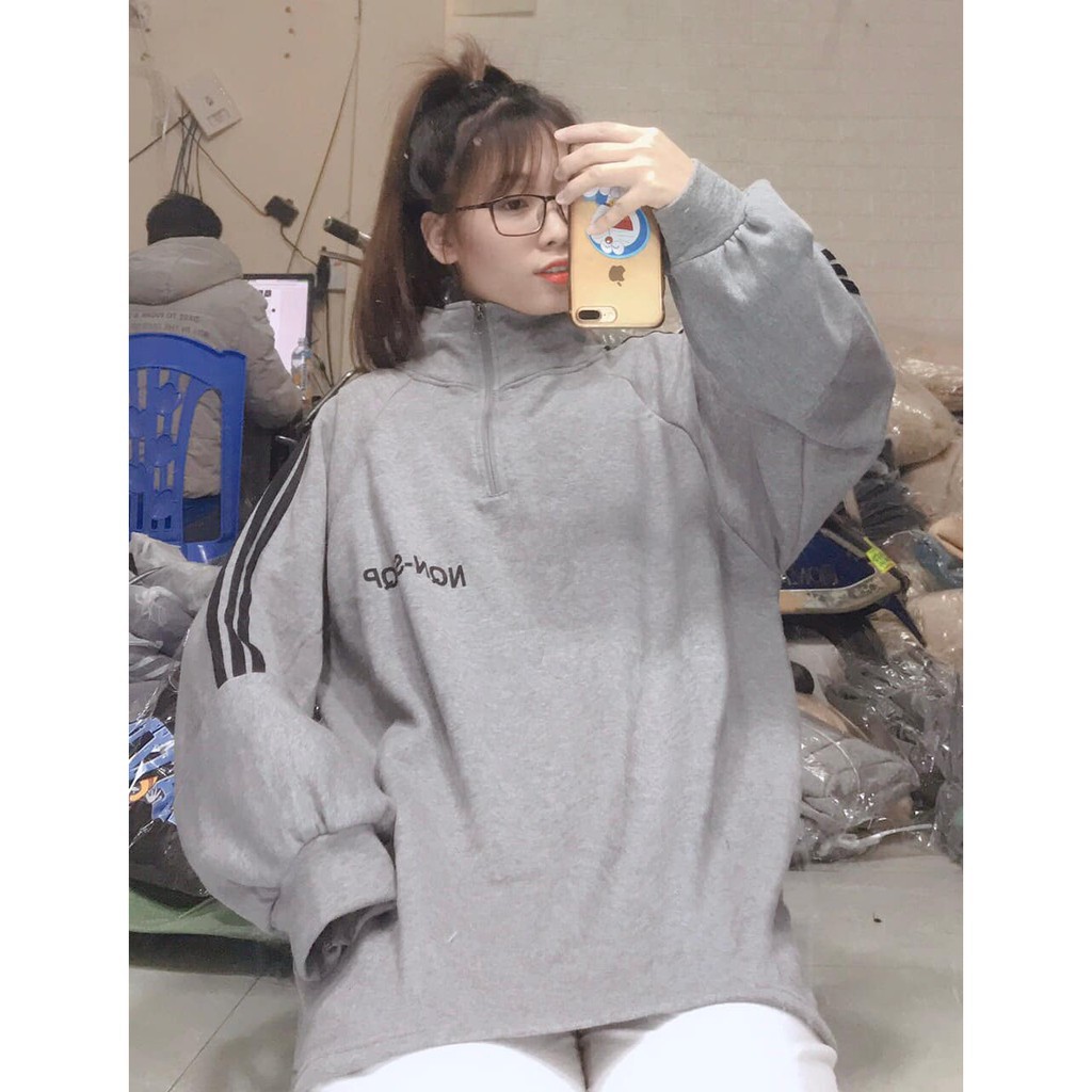 Áo Nỉ Khóa Cổ NQN-STQP Xám Dáng Rộng Nam Nữ Mặc Được Nguyễn Hoa | BigBuy360 - bigbuy360.vn