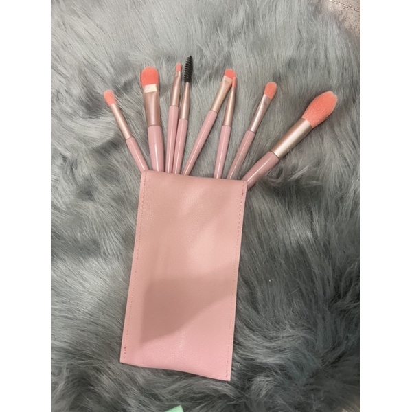 com bo bộ cọ mini 8 cây siêu cute bỏ túi rất gọn  tiện lợi khi mang theo đi du lịch , giúp bạn luôn tươi tắn rạng ngời