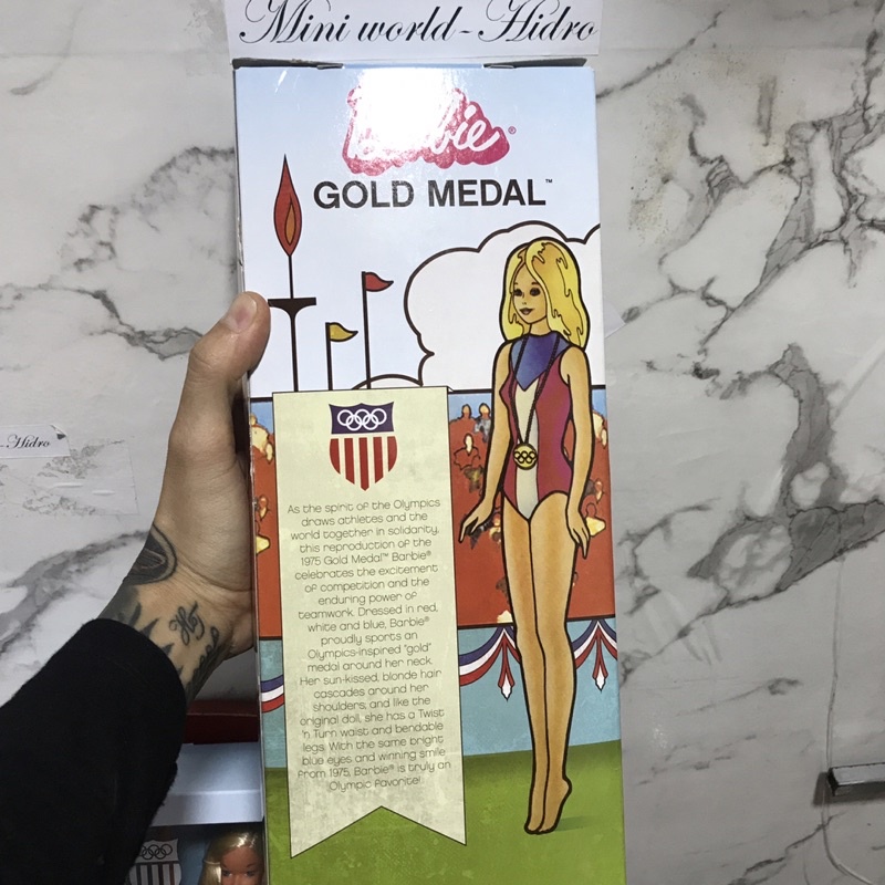 Búp bê cổ điển Vintage Barbie 1975 Gold Medal Doll Reproduction with Doll Stand And Certificate Of Authenticity