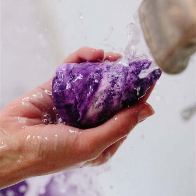 Bánh tạo bọt bồn tắm LUSH - A French Kiss bubble bar | BigBuy360 - bigbuy360.vn