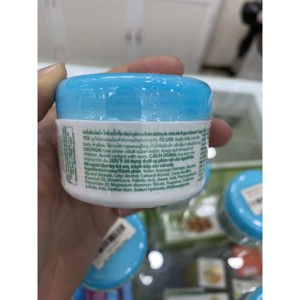 Kem dưỡng da chứa sữa và gạo Johnson Baby hộp 50g giúp bổ sung tinh chất sữa và vitamin B5 & E, giúp da mềm mịn