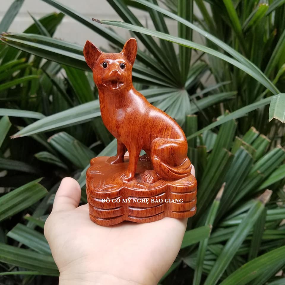 Tượng con chó gỗ hương cao 12 cm