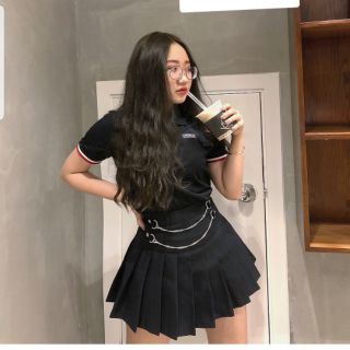 Váy đen của The seven.december xếp ly, có 2 dây xích phía trước, giống như váy tennis nhưng kiểu cách hơn