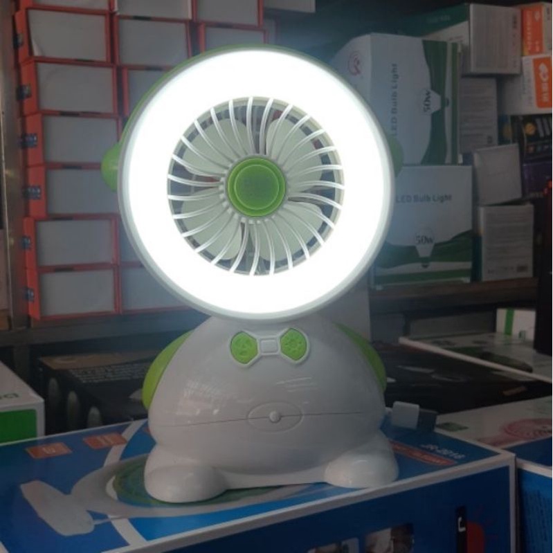 Quạt Sạc Tích Điện Có Đèn Hình Gấu dùng cổng usb trực tiếp và có thể sử dụng pin AA.