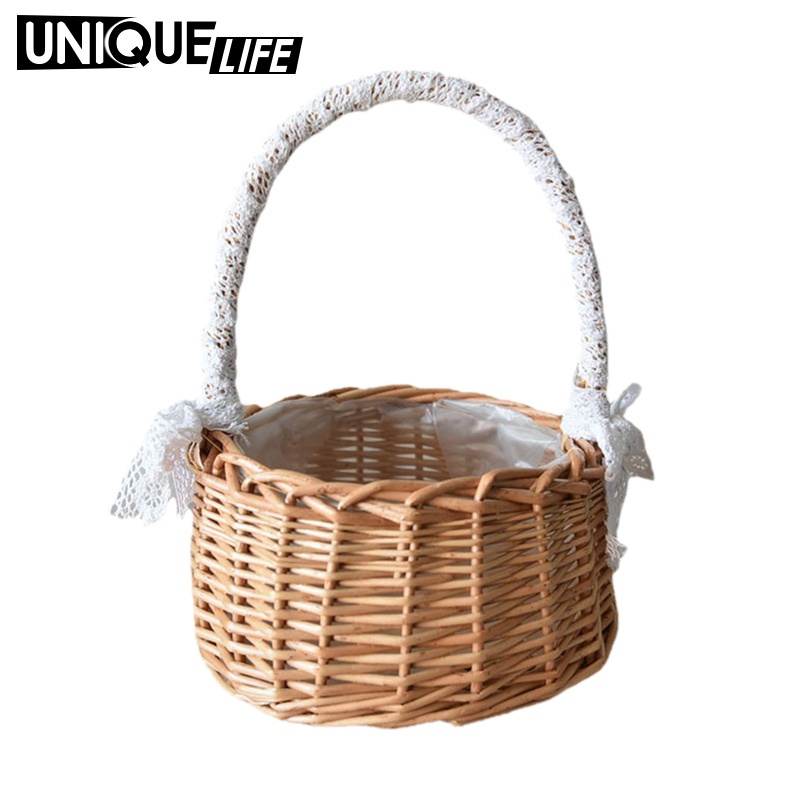 Giỏ đan mây tự nhiên phối ren dùng đựng hoa trang trí tiệc cưới