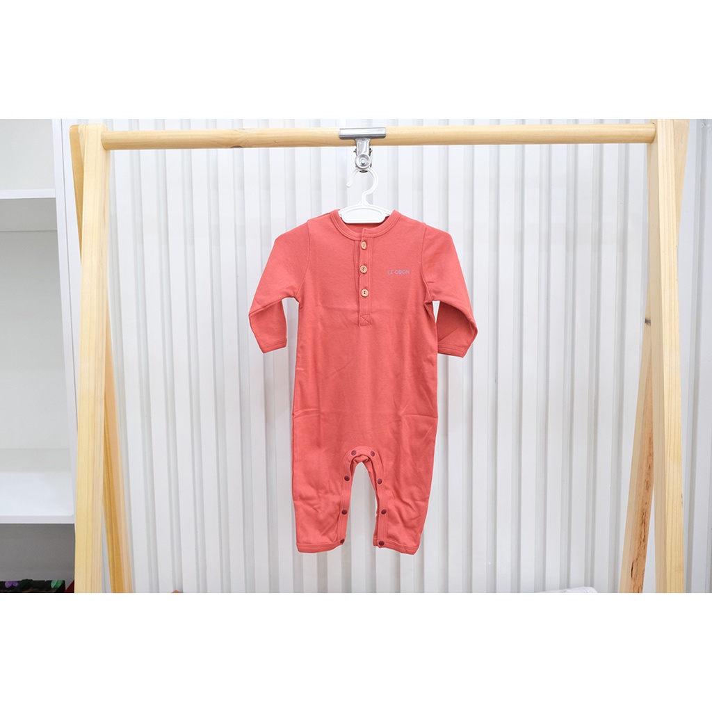 Bộ quần áo Lecoon bodysuit dài chui cổ khuy gỗ cho bé