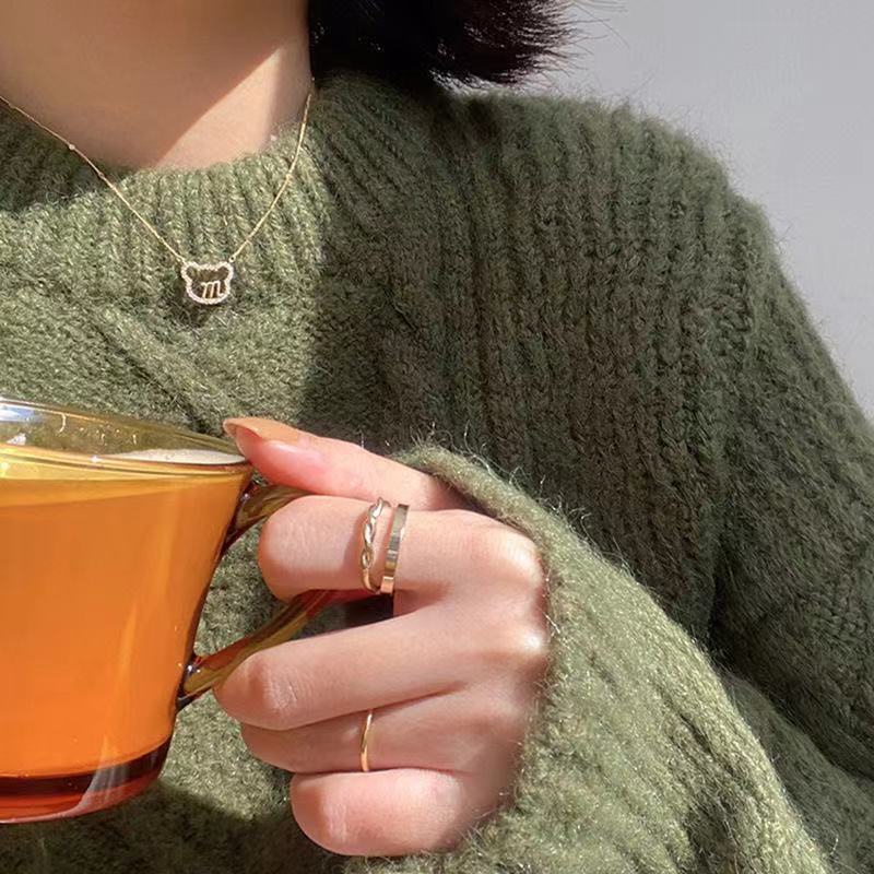 Dây chuyền có mặt hình đầu gấu và chữ M thời trang