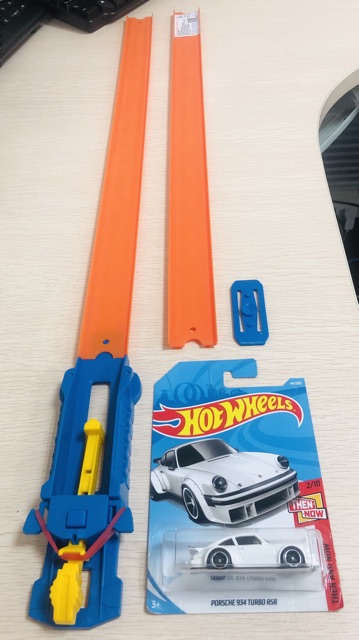 Combo Hot wheels : 1 bệ phóng, 2 đường đua, 1 mối nối, 1 xe ngẫu nhiên