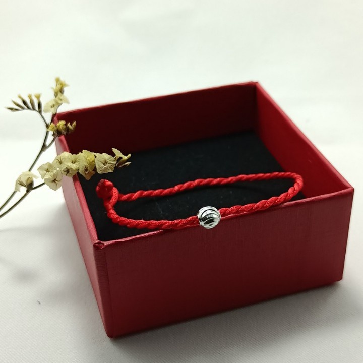 Vòng tay chỉ đỏ bi bạc, lụa xoắn, xinh xắn và may mắn, lắc tay bi bạc | BigBuy360 - bigbuy360.vn