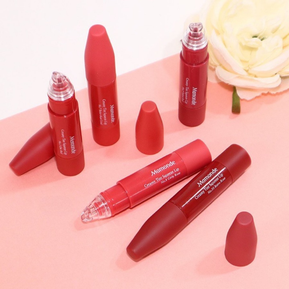 Son Mamonde Creamy Tint Color Balm dạng bút chì màu son đậm lên môi mượt mà phong cách Hàn Quốc