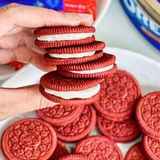 Bánh quy Oreo Red Velvet kẹp kem vị phô mai 1 gói x 28.5g (3 chiếc)