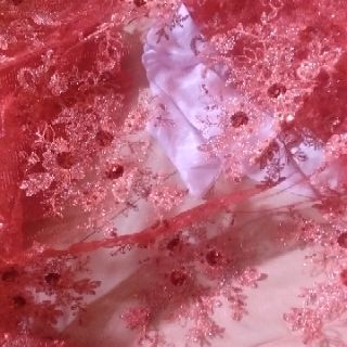 Vải ren cúc đỏ