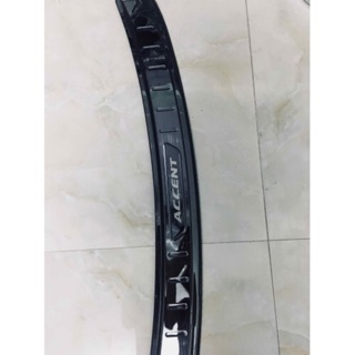 Bậc cốp ngoài accent titan