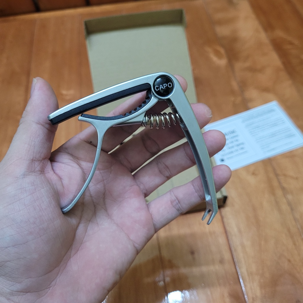 Capo guitar lò xo Classic Acoustic Ukulele đa chức năng cao cấp màu bạc TYTYmusic
