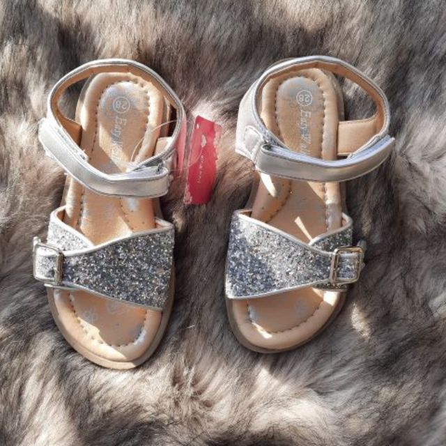 Sandan xuất cho bé gái